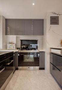 杭州三室两厅厨房装修,杭州御景蓝湾跃层设计效果图 现代轻奢三房两厅装修设计图厨房设计.jpg